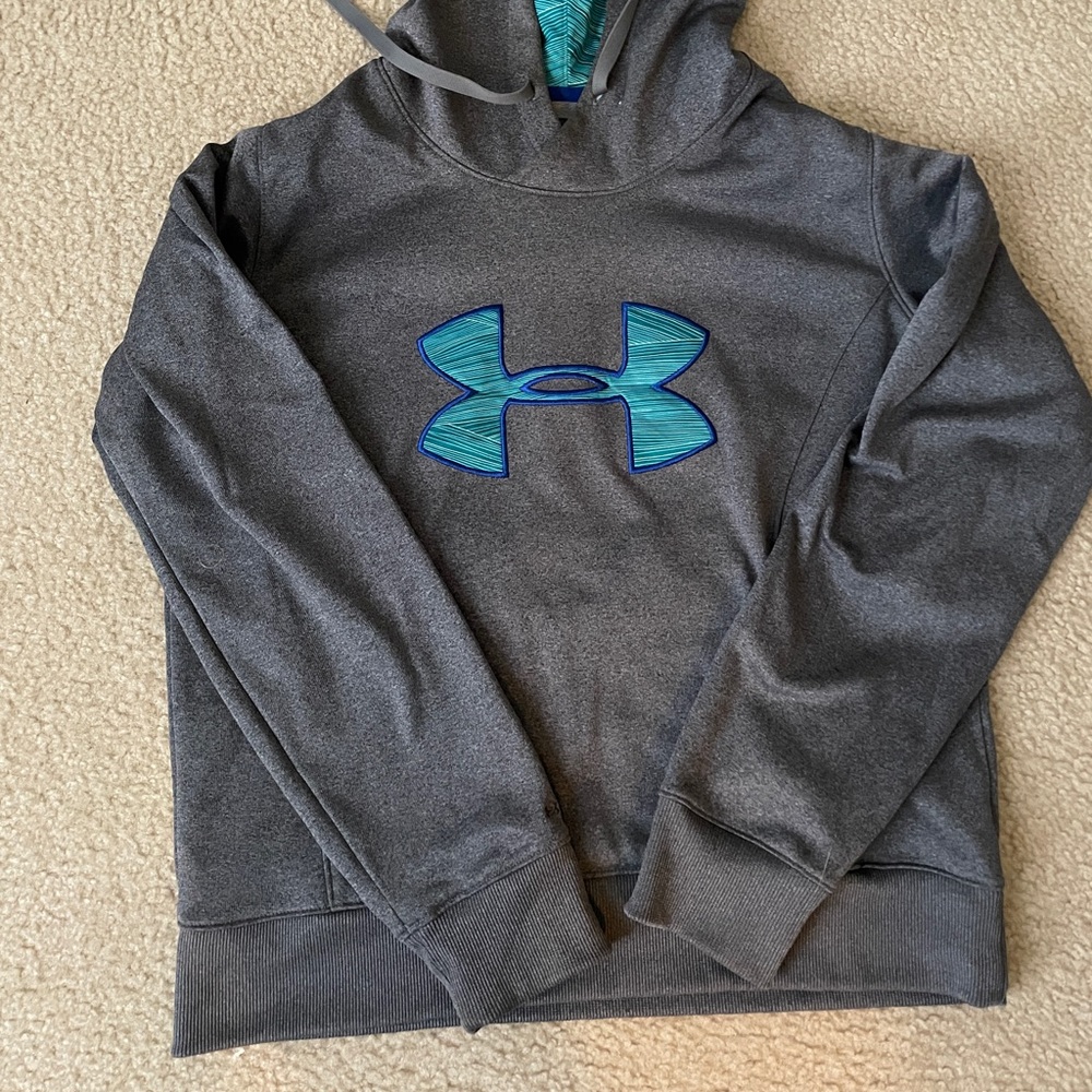 Women’s Under Armor Cold Gear hoodie. Semi fitted.